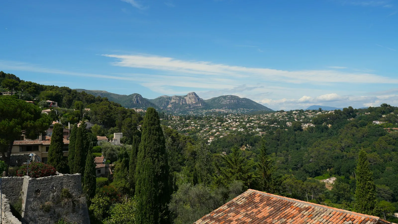 Les remparts et la balade dans le village
